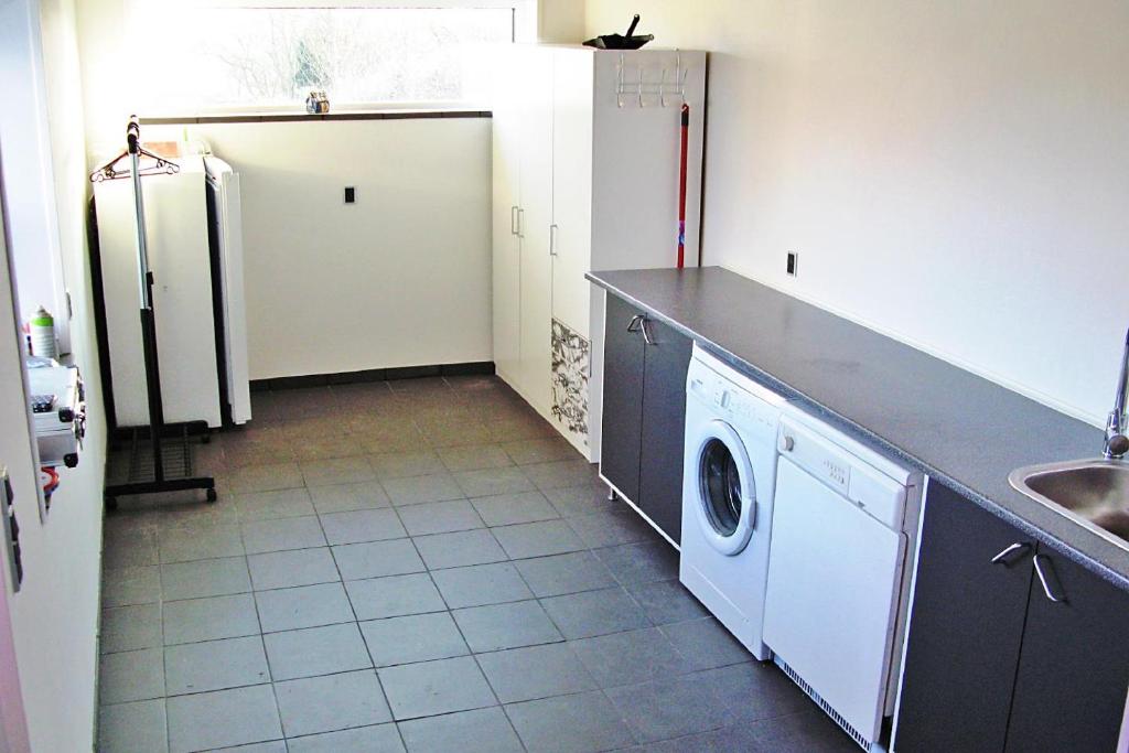 Kuchyň nebo kuchyňský kout v ubytování Nice Home In Rudkøbing With 3 Bedrooms And Wifi