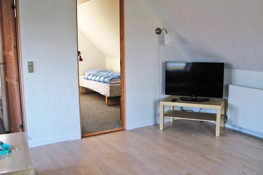 TV a/nebo společenská místnost v ubytování Nice Home In Rudkøbing With 3 Bedrooms And Wifi