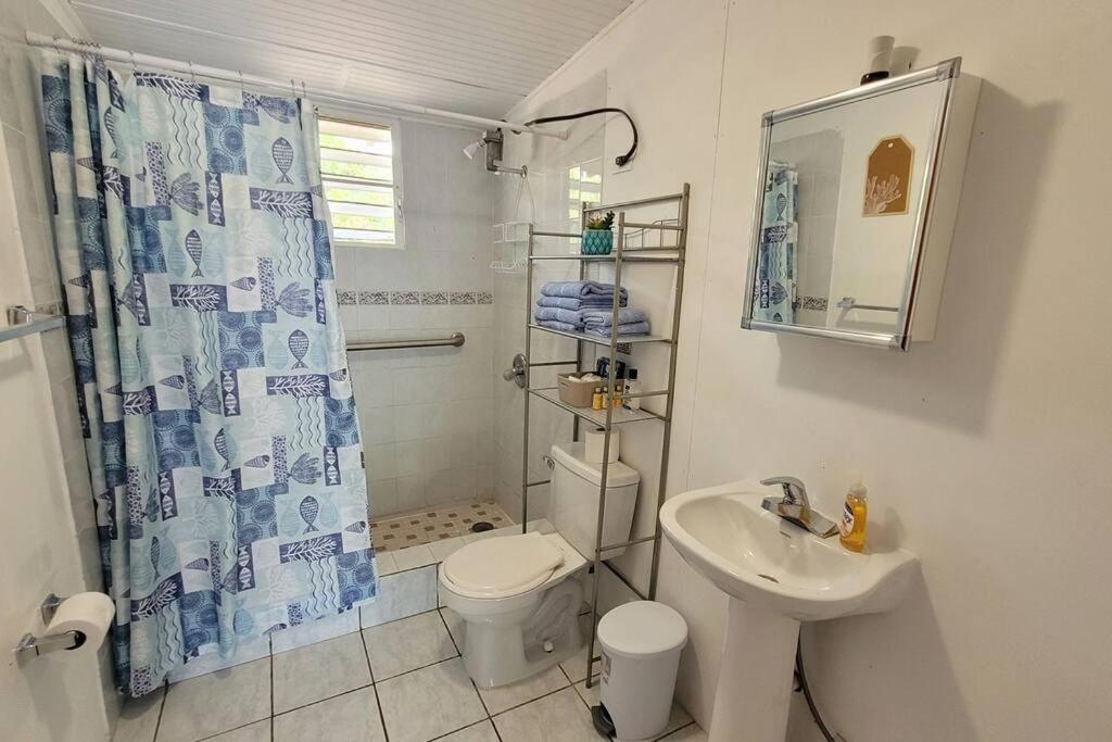 Ванна кімната в Container 2 with pool, free wifi, fully equiped