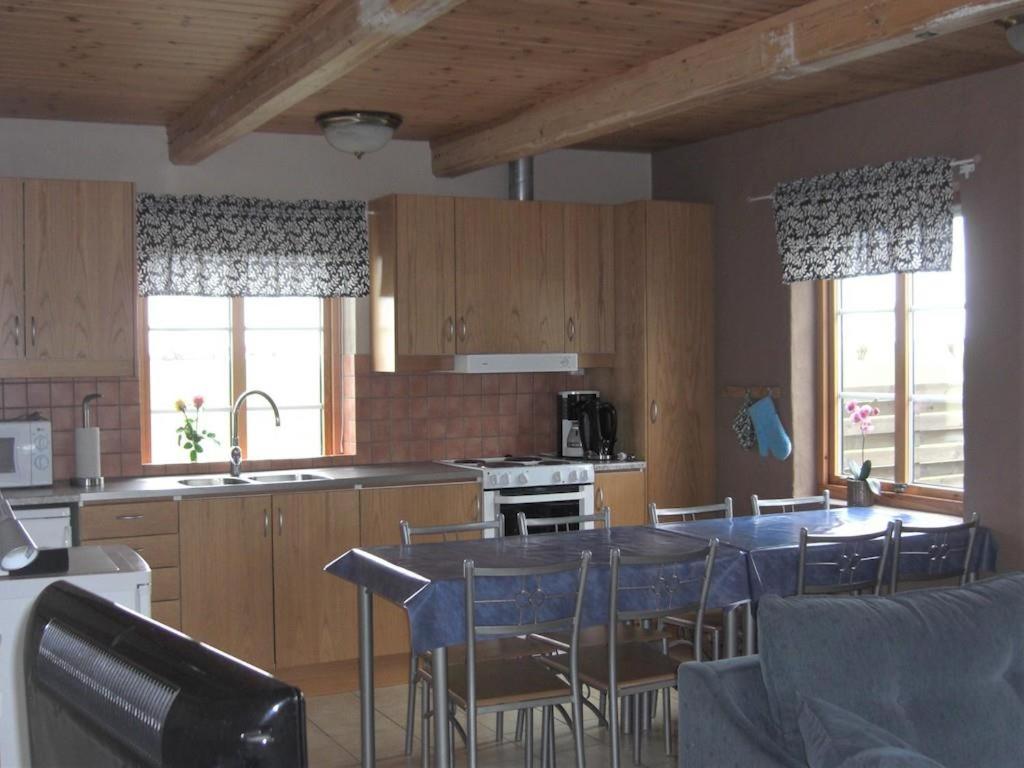 Virtuvė arba virtuvėlė apgyvendinimo įstaigoje Awesome Home In Löderup With 2 Bedrooms And Wifi
