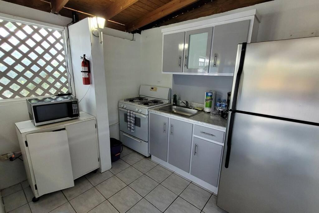 Кухня або міні-кухня у Container 2 with pool, free wifi, fully equiped