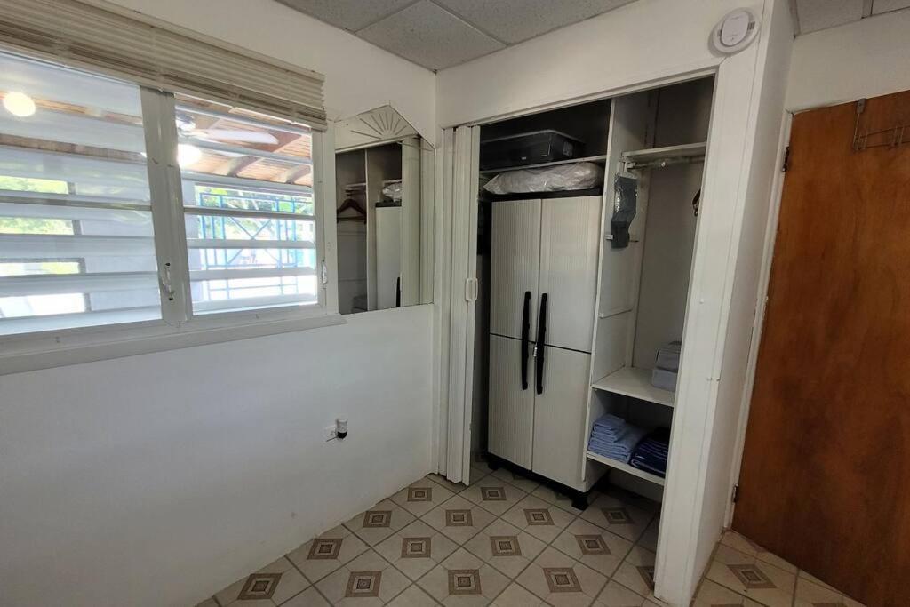 Кухня або міні-кухня у Container 2 with pool, free wifi, fully equiped