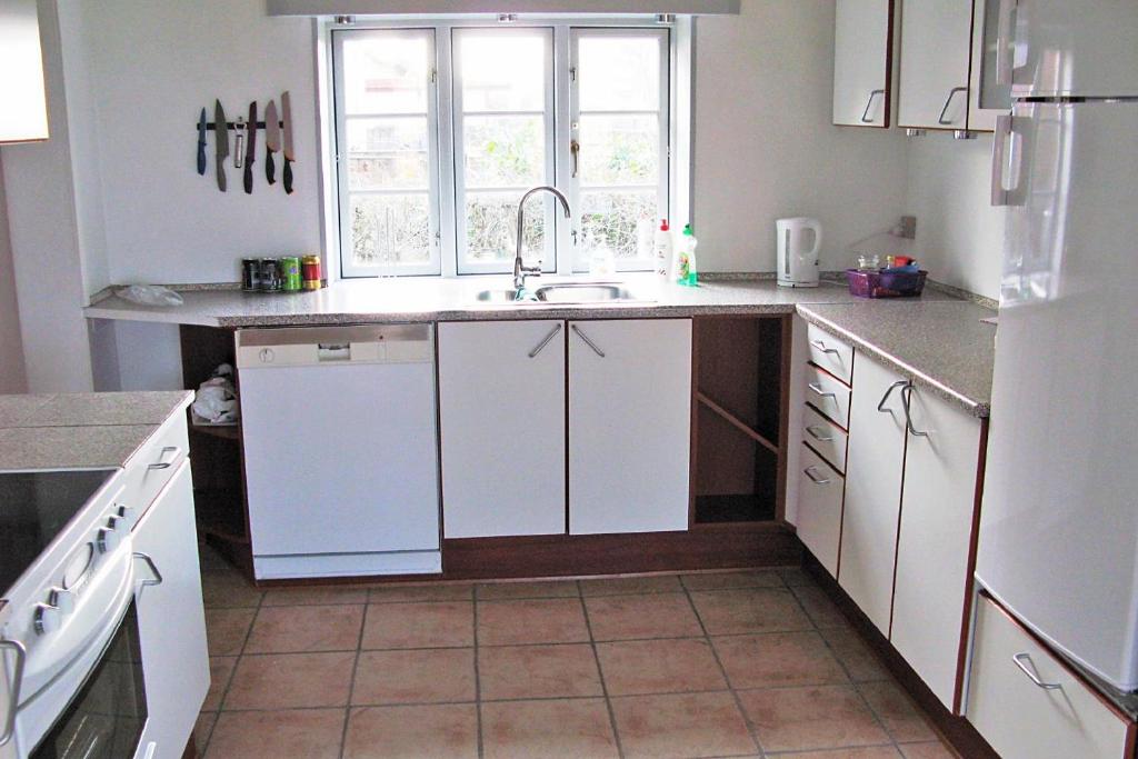 Kuchyň nebo kuchyňský kout v ubytování Nice Home In Rudkøbing With 3 Bedrooms And Wifi