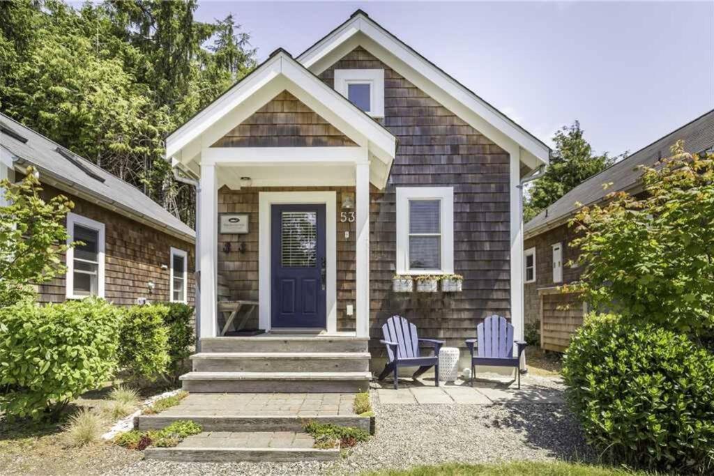 a house with two chairs and a blue door at Seabrook 2 Bedroom cottage with hot tub, pets OK in Pacific Beach