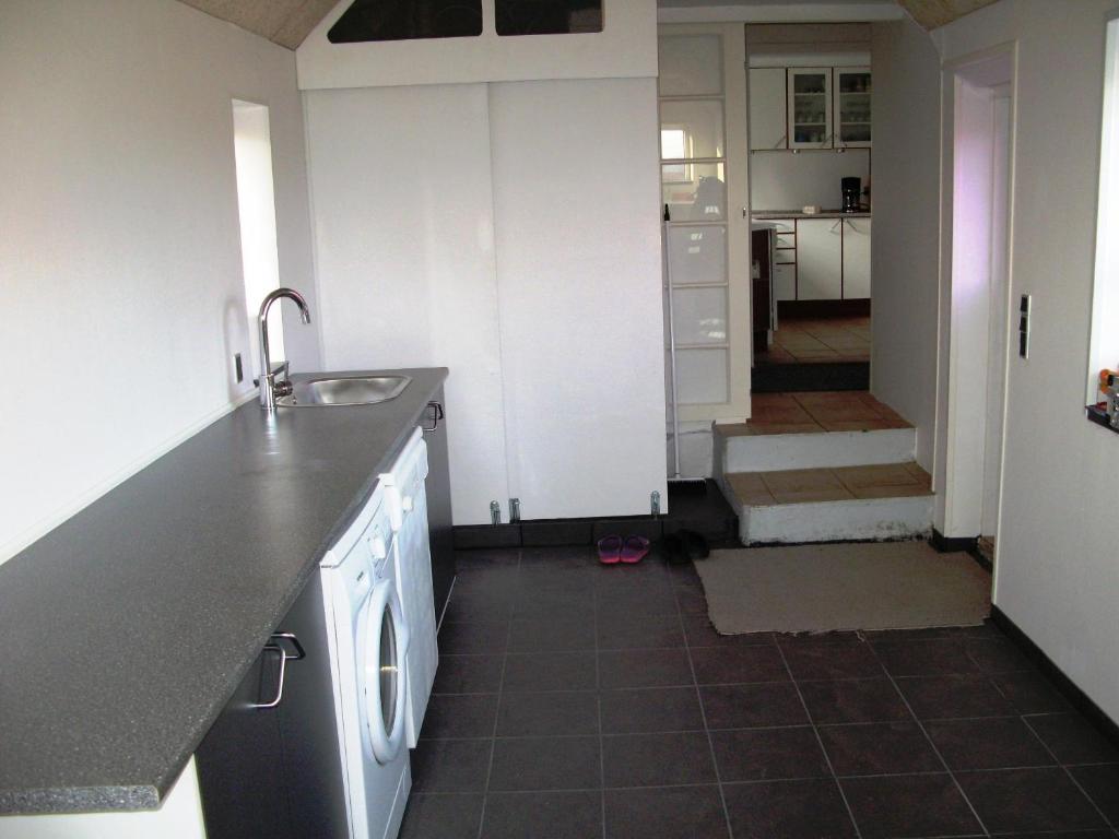 Kuchyň nebo kuchyňský kout v ubytování Nice Home In Rudkøbing With 3 Bedrooms And Wifi