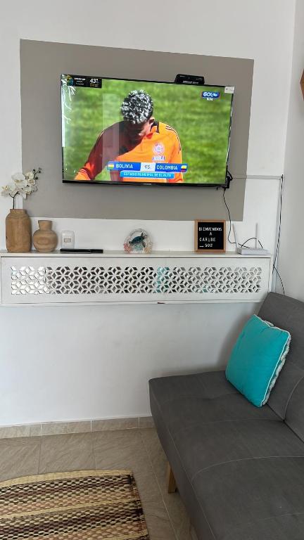 TV a/nebo společenská místnost v ubytování Coveñas Apartamento vacacional caribe campestre 9-502