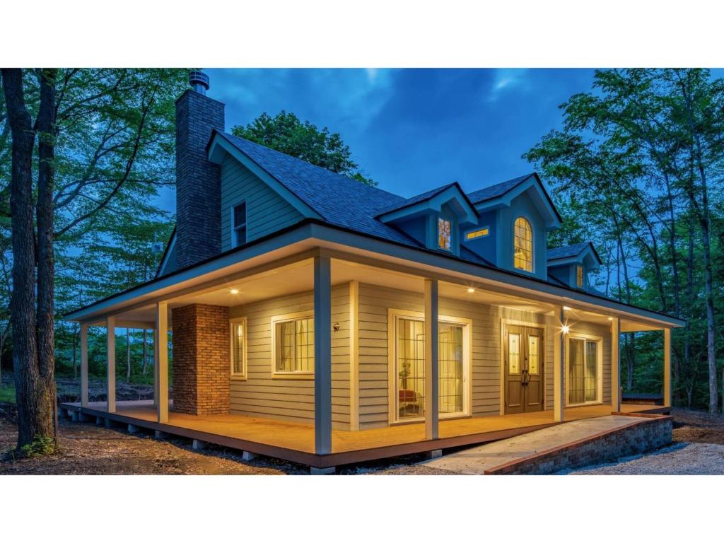 una casa con un porche envolvente en FARM SIDE - Vacation STAY 24148v, en Tsumagoi