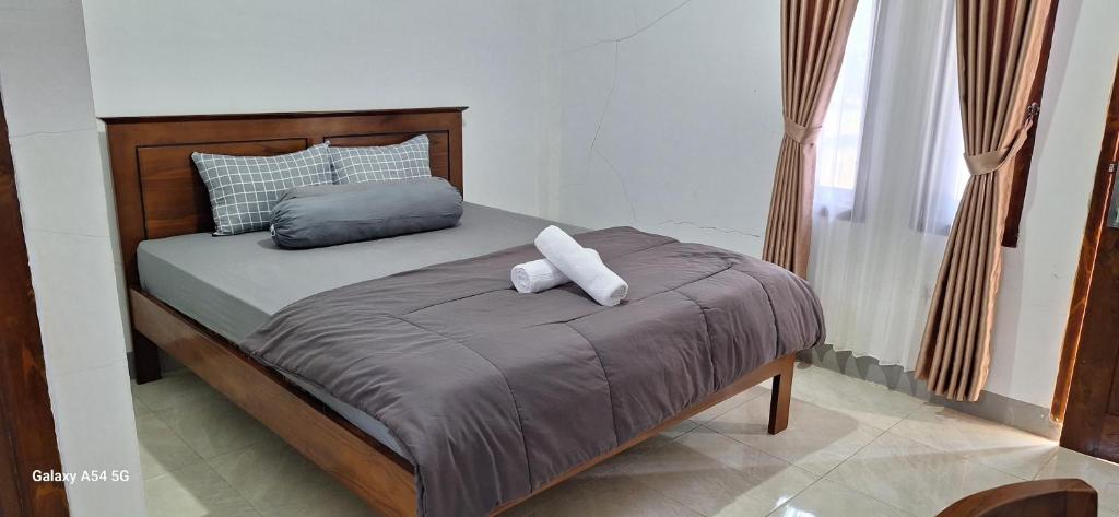 - un lit avec 2 serviettes blanches dans l'établissement ABC Guest House Labuan Bajo, à Labuan Bajo