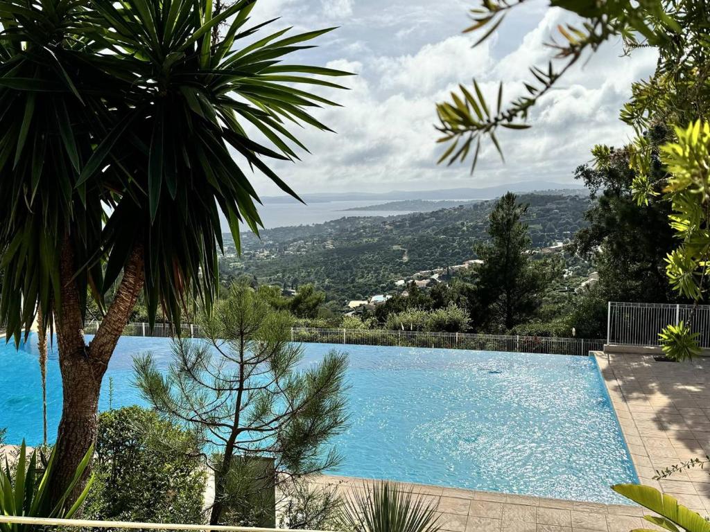 une grande piscine avec vue sur une ville dans l'établissement Appartement climatisé avec piscine et animaux admis - FR-1-768-104, à Roquebrune-sur Argens
