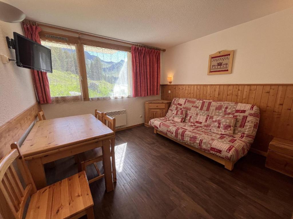 - une chambre avec un lit, une table et une table dans l'établissement 2 pièces en station centrale, 6 pers, accès piste direct, chien admis - FR-1-351-253, à La Plagne Tarentaise