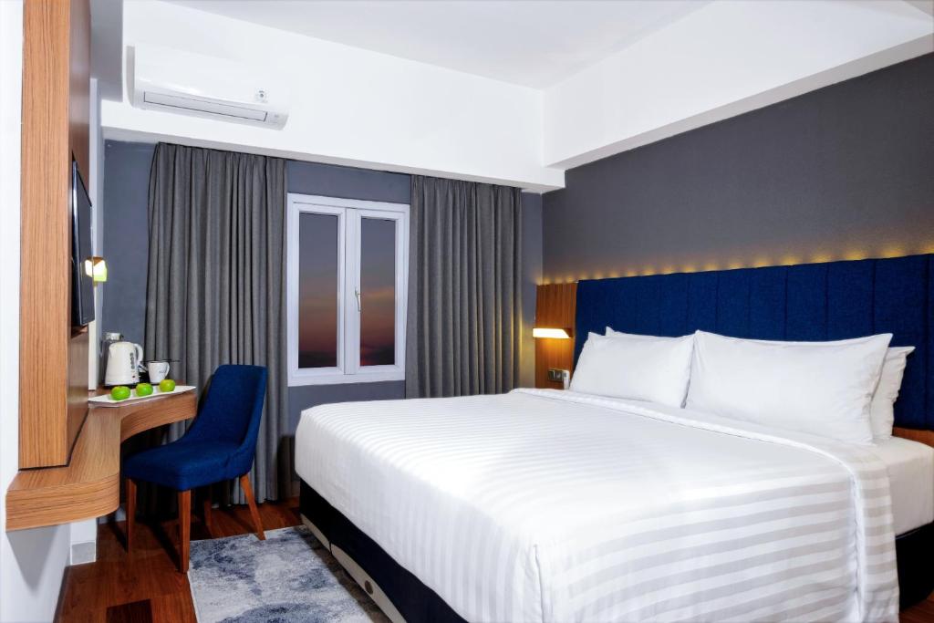 Postel nebo postele na pokoji v ubytování Aston Inn Cilacap