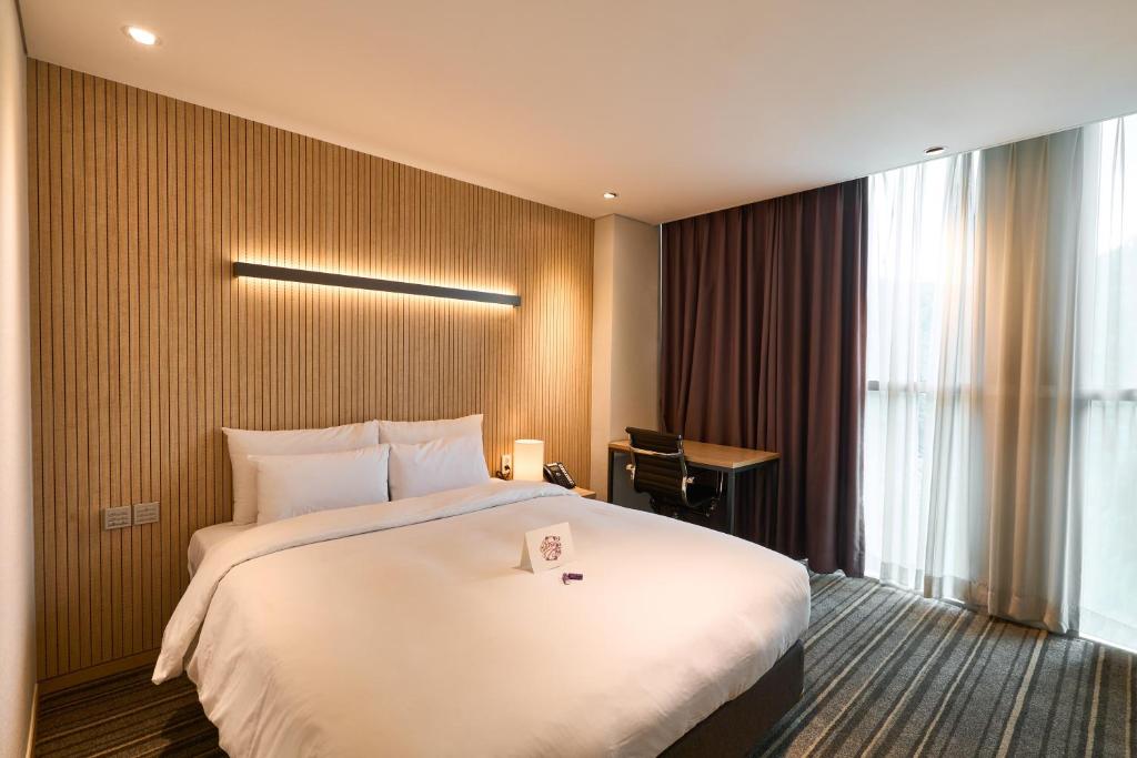 Postel nebo postele na pokoji v ubytování Hotel Square Ansan
