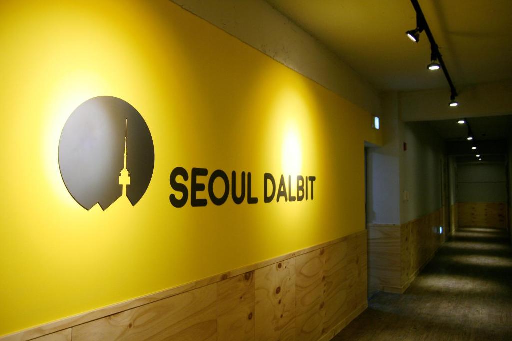 una pared amarilla con un cartel que diga Scrounald datta en Seoul Dalbit Dongdaemun Guesthouse, en Seúl