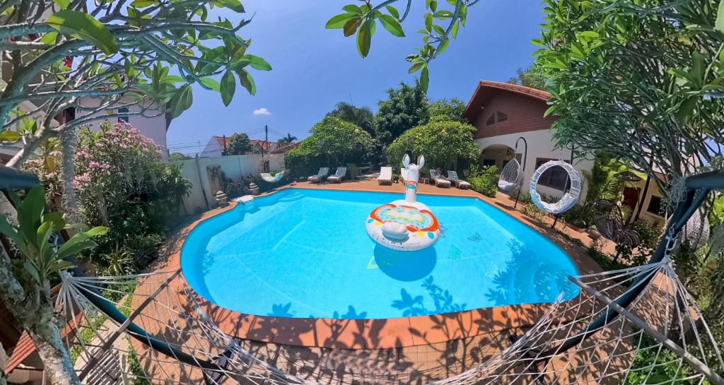 Bazén v ubytování Namphung Phuket Boutique Resort nebo v jeho okolí