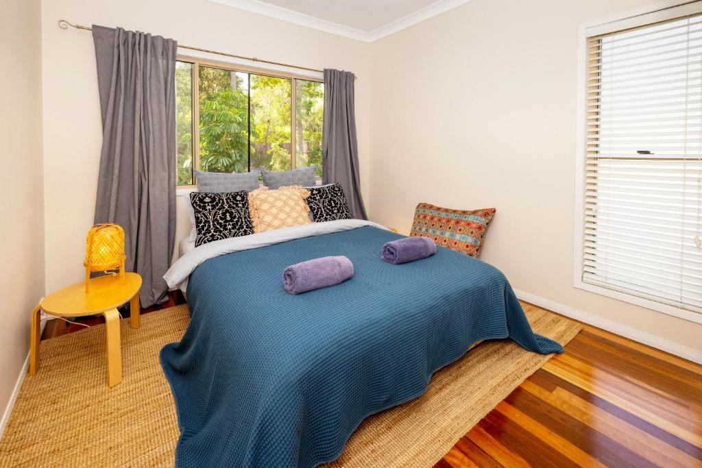 Postel nebo postele na pokoji v ubytování Guest Suite with Fireplace & Pond, close to Noosa & Eumundi