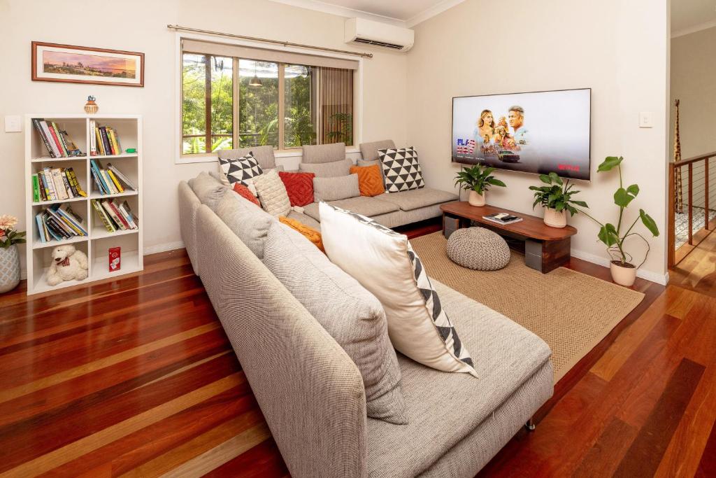 Posezení v ubytování Guest Suite with Fireplace & Pond, close to Noosa & Eumundi