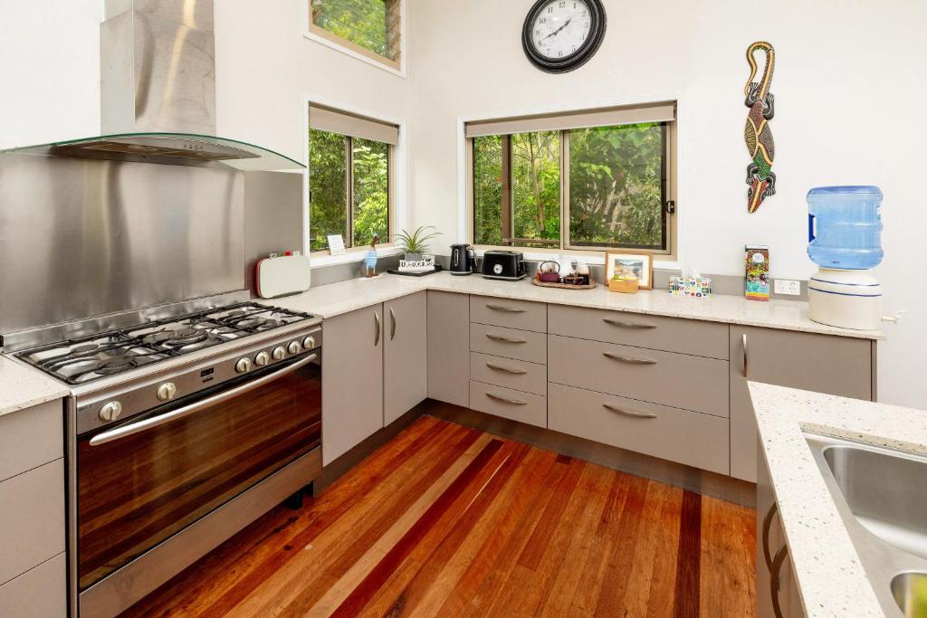 Kuchyň nebo kuchyňský kout v ubytování Guest Suite with Fireplace & Pond, close to Noosa & Eumundi