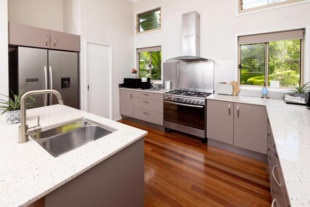 Kuchyň nebo kuchyňský kout v ubytování Guest Suite with Fireplace & Pond, close to Noosa & Eumundi