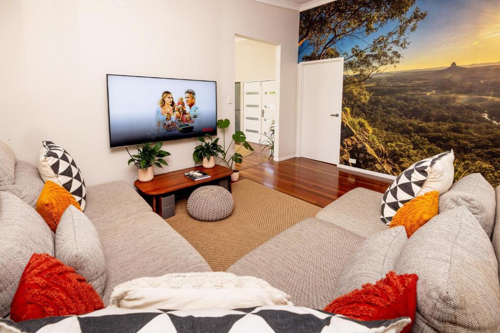 TV a/nebo společenská místnost v ubytování Guest Suite with Fireplace & Pond, close to Noosa & Eumundi