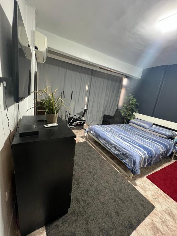 Postel nebo postele na pokoji v ubytování شارع محمد شاهين العجوزه