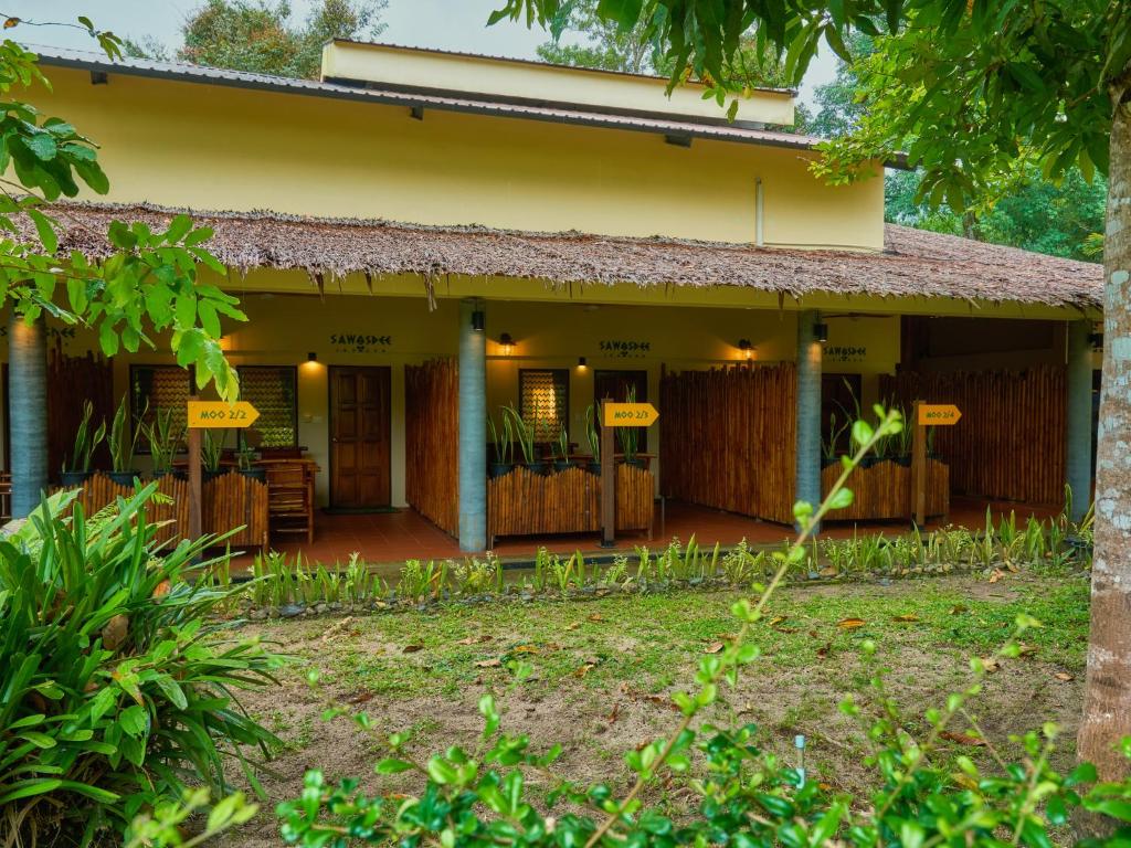 ein Haus mit einem Innenhof davor in der Unterkunft Sawasdee Lagoon Camping & Restaurant in Ban Lam Pi