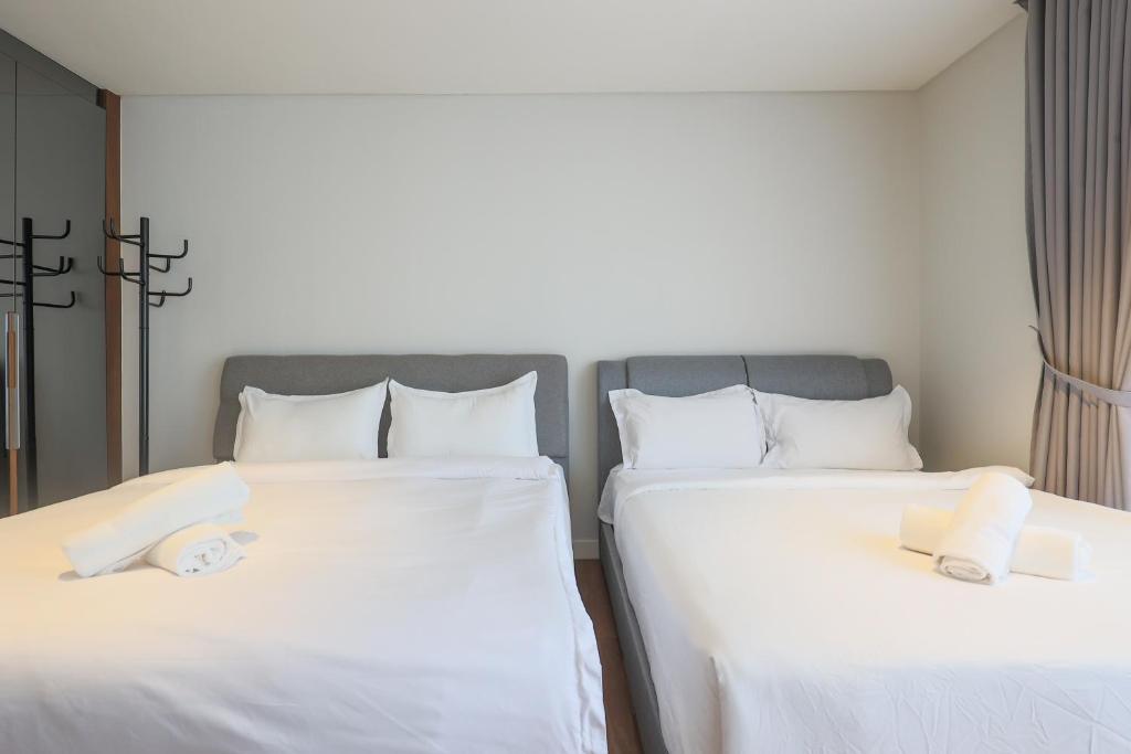 Postel nebo postele na pokoji v ubytování Anggun Residences Serviced Suites by GB