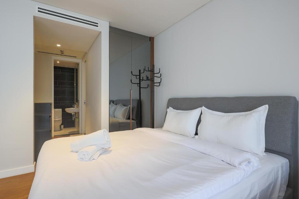 Postel nebo postele na pokoji v ubytování Anggun Residences Serviced Suites by GB