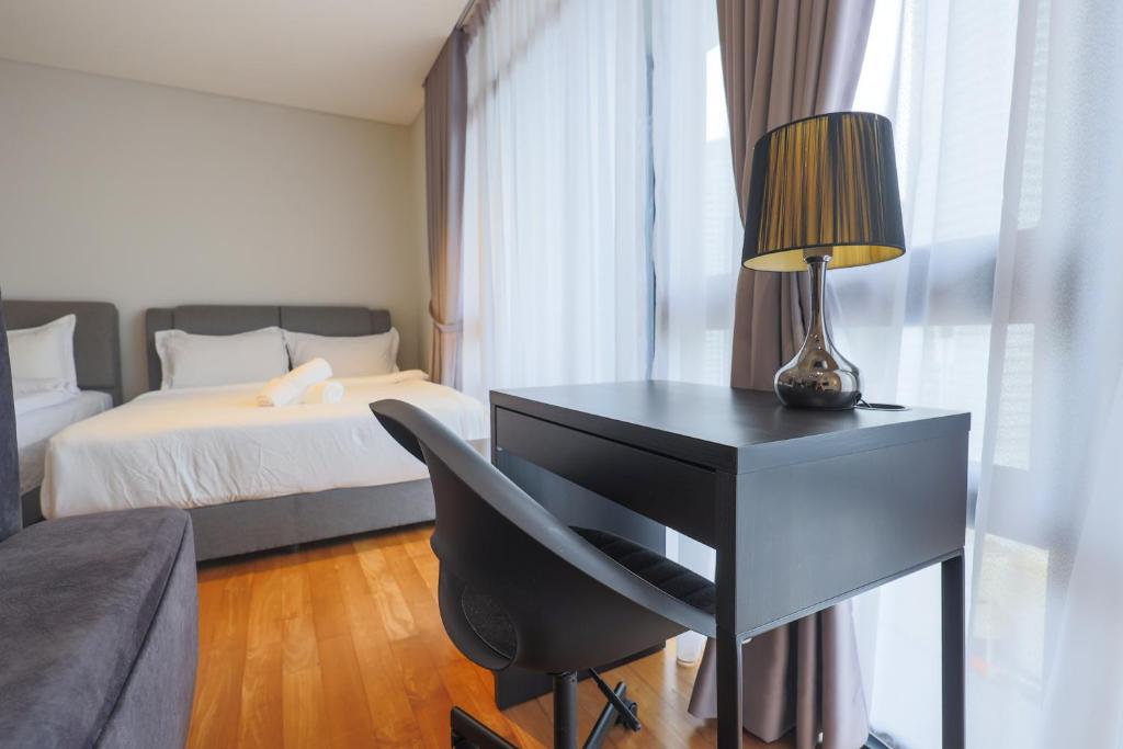 Postel nebo postele na pokoji v ubytování Anggun Residences Serviced Suites by GB