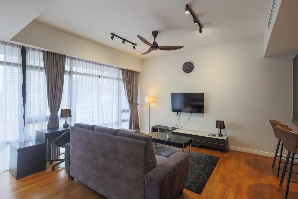 TV a/nebo společenská místnost v ubytování Anggun Residences Serviced Suites by GB