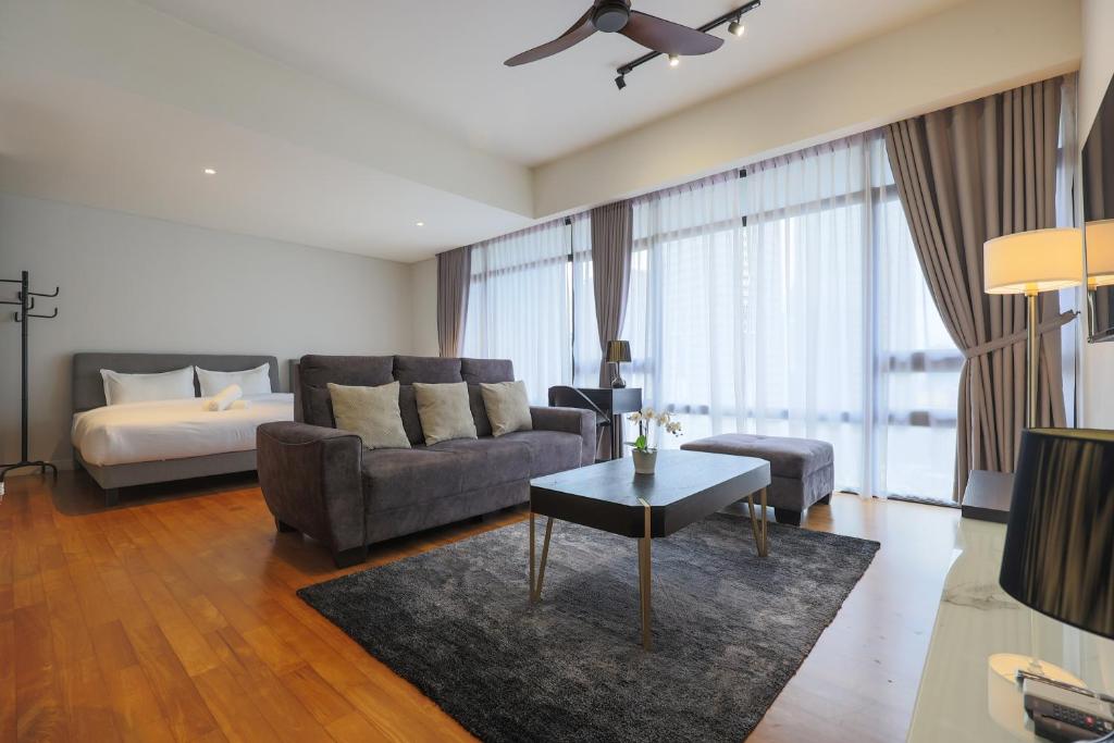Postel nebo postele na pokoji v ubytování Anggun Residences Serviced Suites by GB