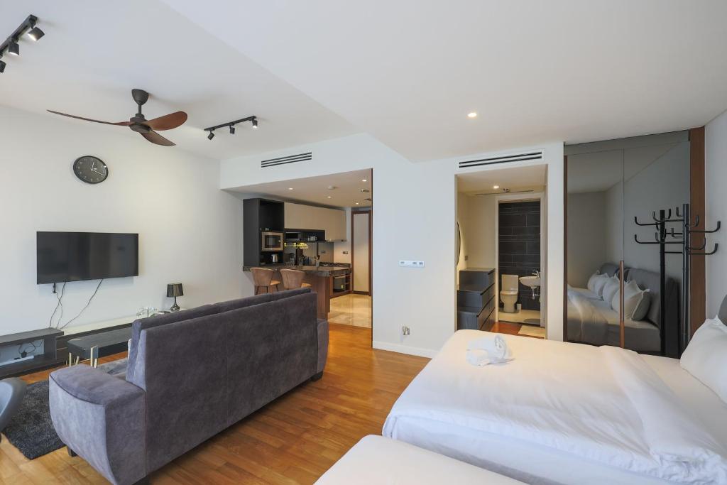 TV a/nebo společenská místnost v ubytování Anggun Residences Serviced Suites by GB
