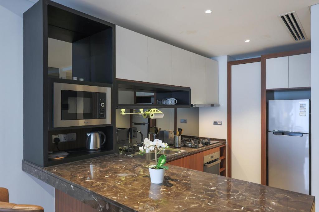 Kuchyň nebo kuchyňský kout v ubytování Anggun Residences Serviced Suites by GB