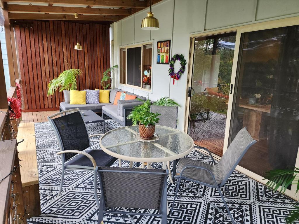 Posezení v ubytování Guest Suite with Fireplace & Pond, close to Noosa & Eumundi