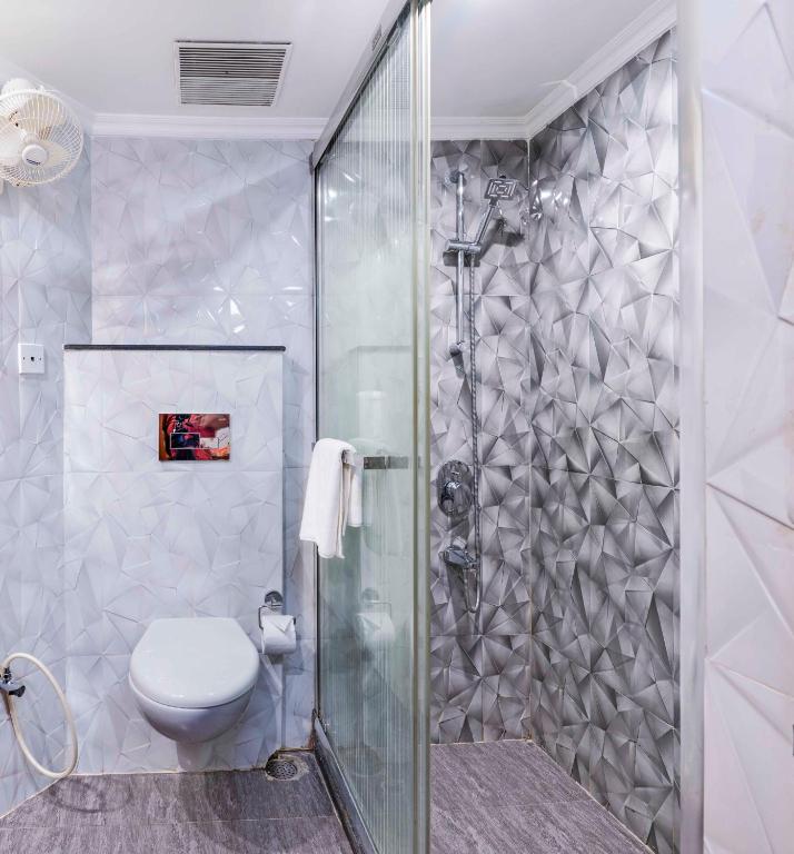 Koupelna v ubytování Indismart Hotel