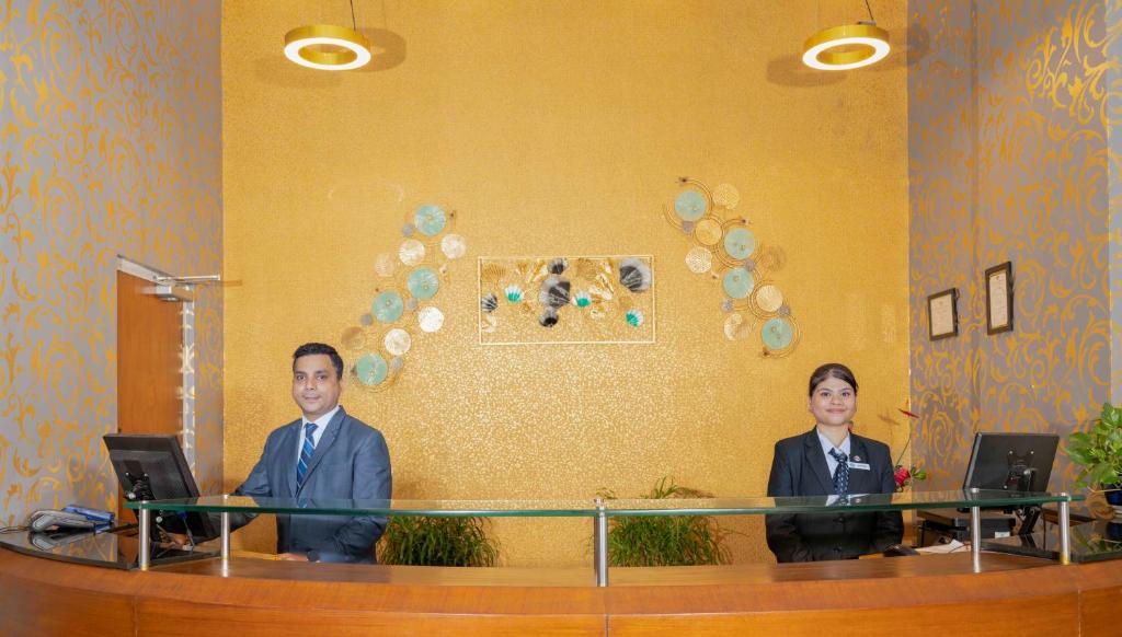 Členové personálu v ubytování Indismart Hotel