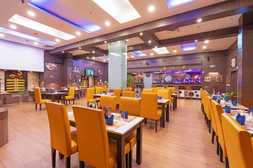 Restaurace v ubytování Indismart Hotel