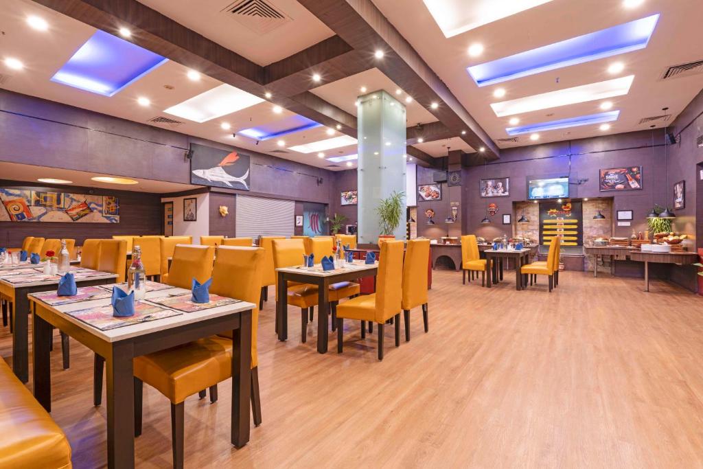 Restaurace v ubytování Indismart Hotel