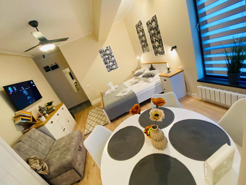 a living room with a table and a bed at Studio Dear in Eforie Nord