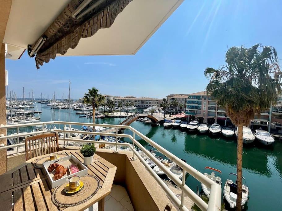 un balcon avec vue sur une marina avec des bateaux dans l'établissement L Escapade T2 Port Fréjus, à Fréjus