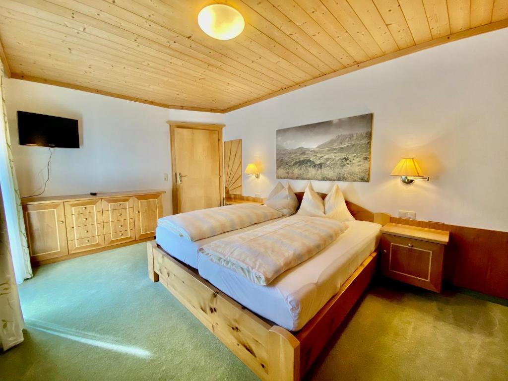 A bed or beds in a room at Pension Gabi