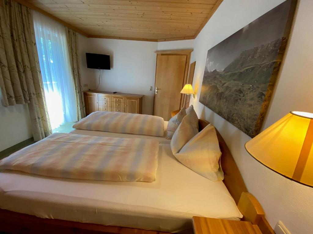 A bed or beds in a room at Pension Gabi