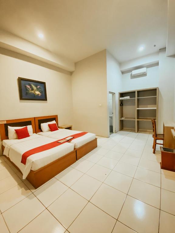 Postel nebo postele na pokoji v ubytování Prima SR Hotel & Convention Yogyakarta