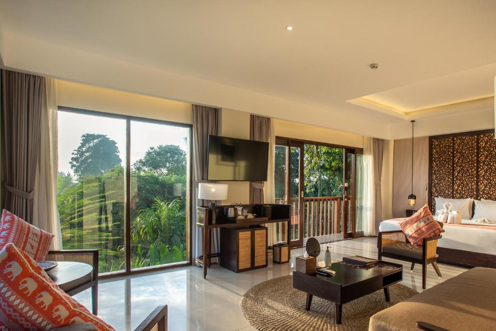 TV a/nebo společenská místnost v ubytování Sanctoo Suites & Villas