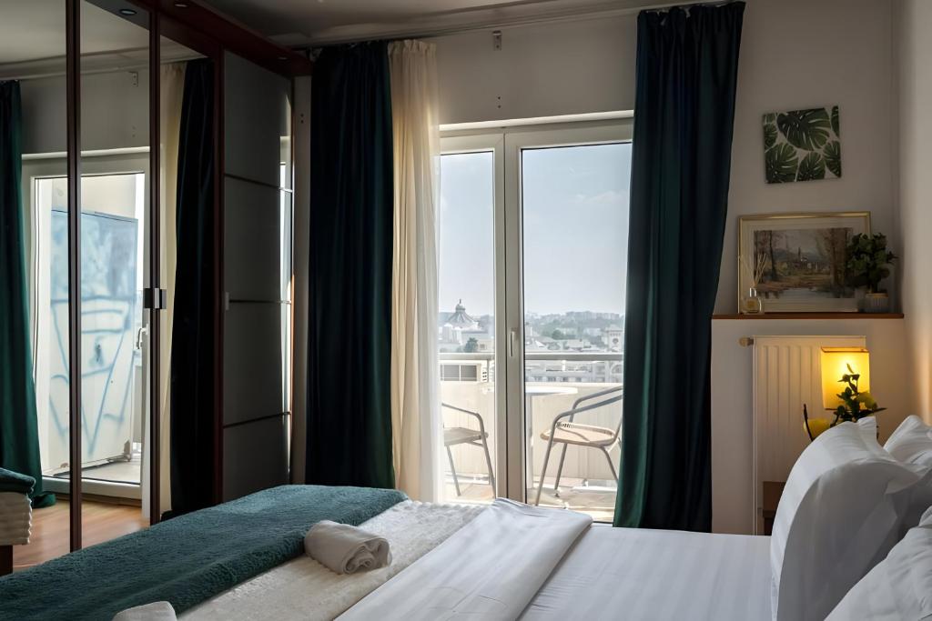 Llit o llits en una habitació de Comfy Flat with Amazing Views- 2BDR Spacious - Landmark & City