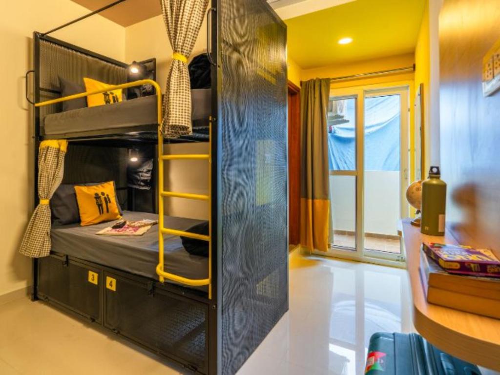 Palanda nebo palandy na pokoji v ubytování The Hosteller Bangalore, Indiranagar