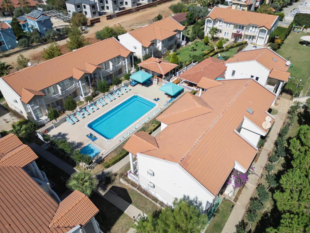 Bazén v ubytování Larimar Suite Hotel nebo v jeho okolí