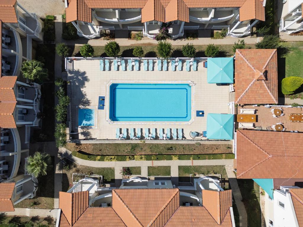 Bazén v ubytování Larimar Suite Hotel nebo v jeho okolí