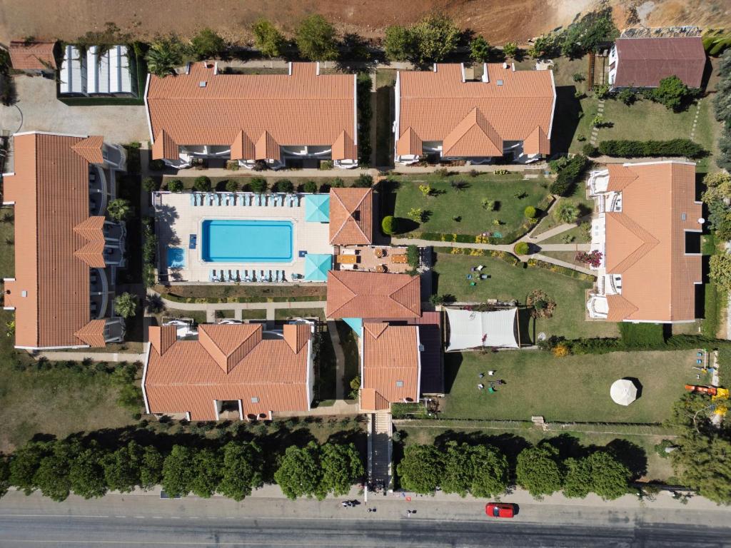 Bazén v ubytování Larimar Suite Hotel nebo v jeho okolí