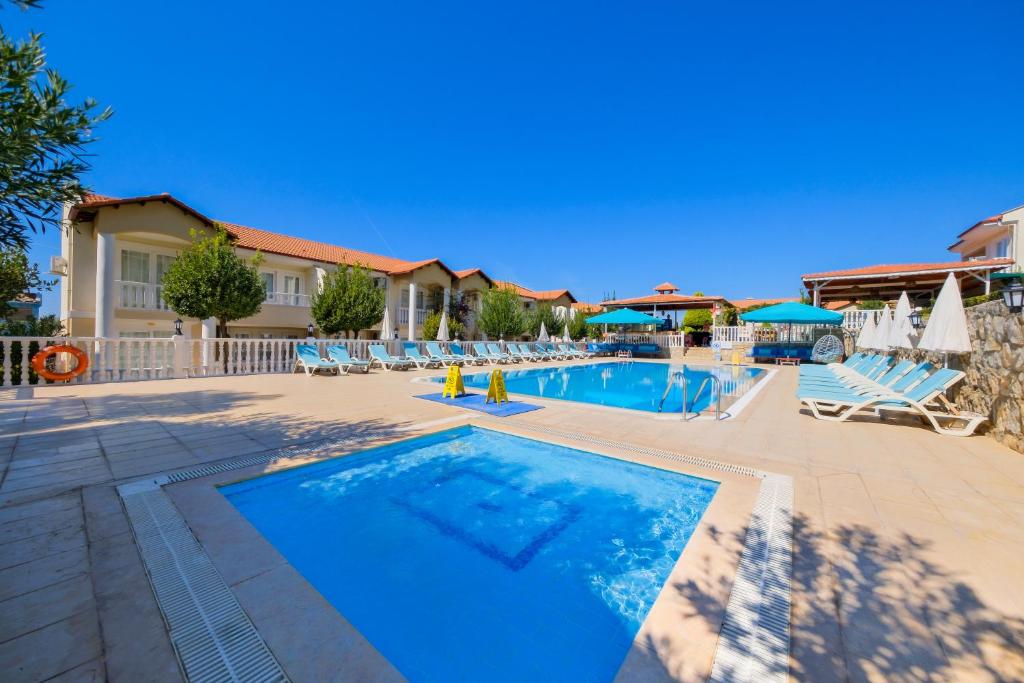 Bazén v ubytování Larimar Suite Hotel nebo v jeho okolí