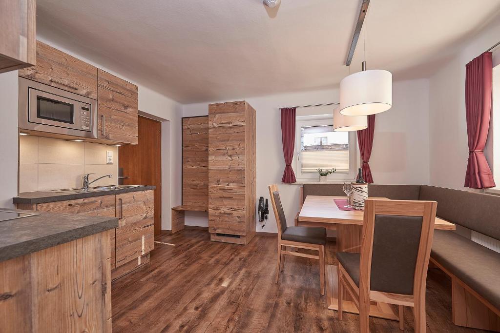 A kitchen or kitchenette at Pension Gabi